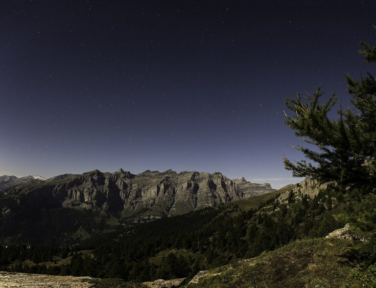 Cielo nocturno estrellado sobre montañas en calma. Foto: Raphael Andres, vía Wikimedia Commons, CC BY 3.0