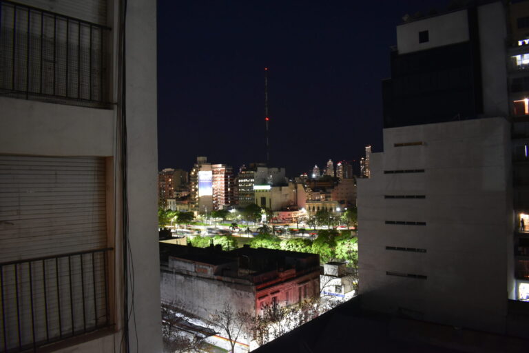 Ventana por la noche con vistas a la ciudad iluminada. Foto: Irisfz, CC BY 4.0, vía Wikimedia Commons.