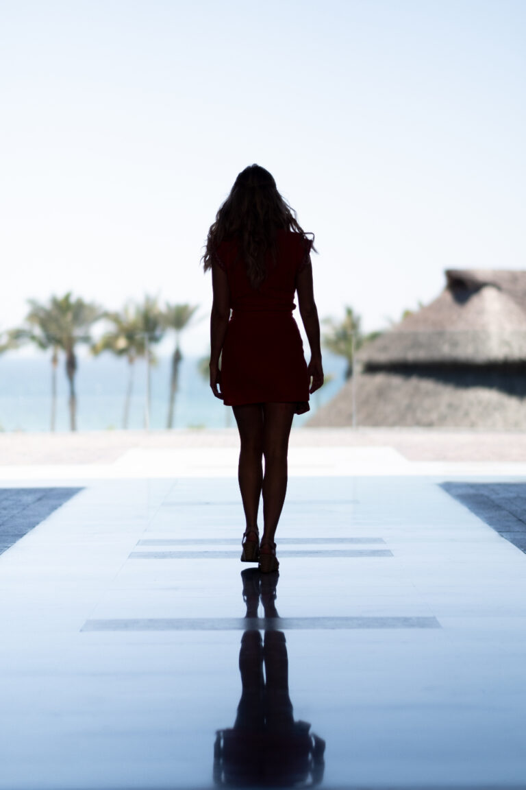 Mujer caminando sola hacia el mar en un entorno de calma, símbolo de nueva etapa tras una ruptura — Foto: Matt Bango (StockSnap), CC0